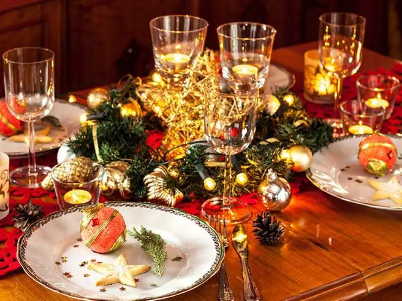 How to Decorate a Dining Table for Christmas?