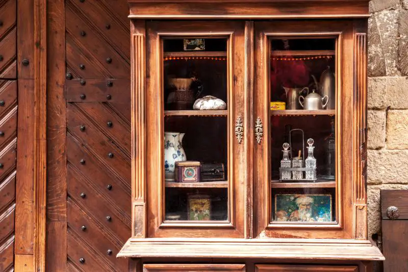 How to Decorate a China Cabinet without Dishes?